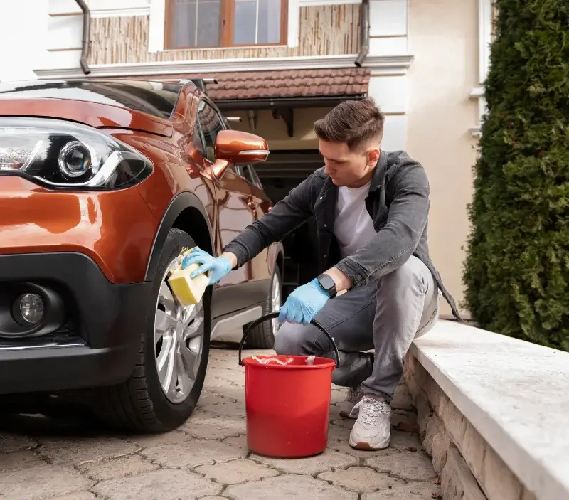 Lavage auto à domicile Les Herbiers : professionnel intervenant sur un véhicule